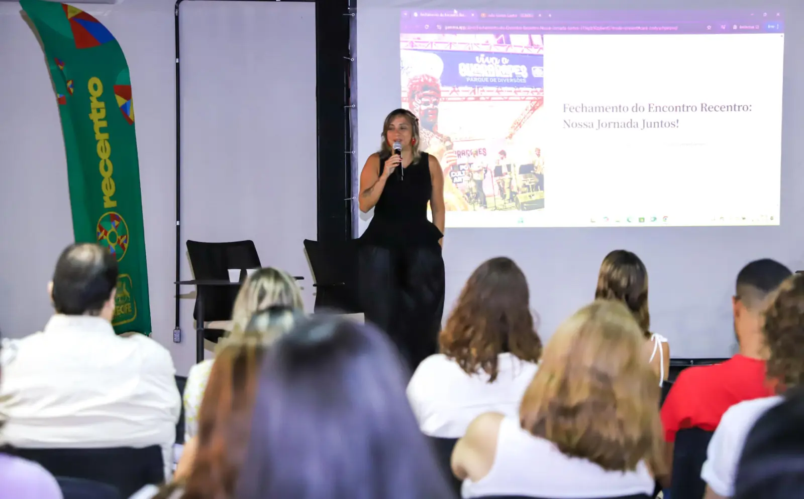 Adriana Garcia conduzindo encontro com servidores
